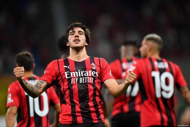 八卦媒体曝料 瓜迪奥拉外遇对象出席太太团合影